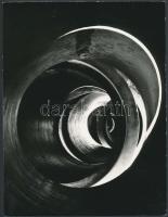 cca 1978 Vincze János: Csőlátás, feliratozott vintage fotóművészeti alkotás, 23,5x18 cm