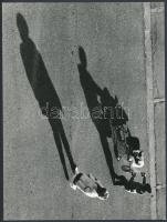 cca 1974 Vincze János: Délutáni séta (Kecskeméten), feliratozott vintage fotóművészeti alkotás, 18x24 cm