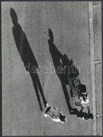 cca 1974 Vincze János: Délutáni séta (Kecskeméten), feliratozott vintage fotóművészeti alkotás, 18x24 cm