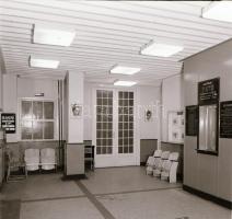 1973 Budapest, BÉKE mozi külső-belső felvételei, 7 db szabadon felhasználható vintage negatív, 6x7 c...