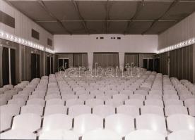 1973 Budapest, BÉKE mozi külső-belső felvételei, 7 db szabadon felhasználható vintage negatív, 6x7 c...