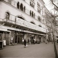 1982 Budapest, URÁNIA mozi külső-belső felvételei, 8 db szabadon felhasználható vintage negatív, 6x6 cm