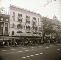 1982 Budapest, URÁNIA mozi külső-belső felvételei, 8 db szabadon felhasználható vintage negatív, 6x6...