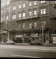 1982 Budapest, MŰVÉSZ mozi külső-belső felvételei, 7 db szabadon felhasználható vintage negatív, 6x6 cm