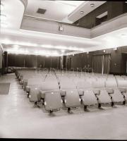 1982 Budapest, MŰVÉSZ mozi külső-belső felvételei, 7 db szabadon felhasználható vintage negatív, 6x6...