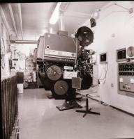 1982 Budapest, HORIZONT mozi külső-belső felvételei, 6 db szabadon felhasználható vintage negatív, 6...