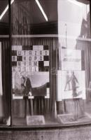 1970-1971 Budapest, a Fővárosi Moziüzemi Vállalat hirdető oszlopai, plakáthelyei, kirakatai, ahol az...