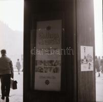 1970-1971 Budapest, a Fővárosi Moziüzemi Vállalat hirdető oszlopai, plakáthelyei, kirakatai, ahol az...