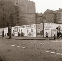 1970-1971 Budapest, a Fővárosi Moziüzemi Vállalat hirdető oszlopai, plakáthelyei, kirakatai, ahol az...