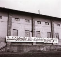 1970-1971 Budapest, a Fővárosi Moziüzemi Vállalat hirdető oszlopai, plakáthelyei, kirakatai, ahol az...