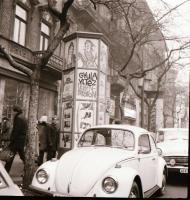 1970-1971 Budapest, a Fővárosi Moziüzemi Vállalat hirdető oszlopai, plakáthelyei, kirakatai, ahol az...