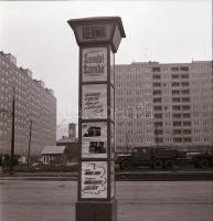 1970-1971 Budapest, a Fővárosi Moziüzemi Vállalat hirdető oszlopai, plakáthelyei, kirakatai, ahol az...