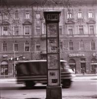 1970-1971 Budapest, a Fővárosi Moziüzemi Vállalat hirdető oszlopai, plakáthelyei, kirakatai, ahol az...