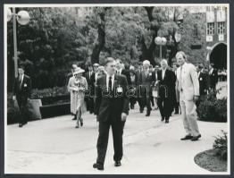 1993 Kecskemét, Erzsébet királynő látogatásáról készült fotók, 7 db vintage fénykép Vincze János pec...