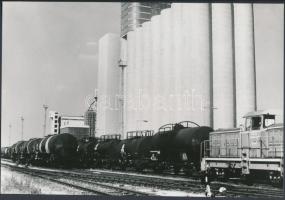 cca 1983 Martfű, a Növényolajgyár ipari vágánya, vintage fotó, 16x23,5 cm