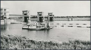 cca 1979 Tiszalök, a duzzasztómű felett kotróhajó tisztítja a medret, vintage fotó, 13x23,5 cm