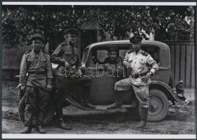 cca 1944 Csongrád, orosz katonák rekvirált autóval, Hajdú János csongrádi fényképész hagyatékában őrzött vintage negatív mai nagyítása, 18x25 cm