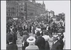 cca 1910 Budapest, Újlipótváros, Váci út, sokadalom a Nyugoti Kávéház előtt, korabeli vintage negatívról készült mai nagyítás, 18x25 cm