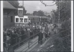 cca 1930 Fogaskerekű a Széchenyi-hegyi állomáson, korabeli vintage negatívról készült mai nagyítás, 18x25 cm