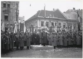 1938. november 11. Horthy Miklós Kassán + csendőrök tisztelgése, 2 db korabeli vintage negatívról készült mai nagyítások, 18x25 cm