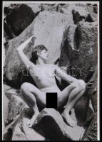 cca 1975 Napimádók, 2 db finoman erotikus fénykép, korabeli negatívról készült mai nagyítás, 25x18 cm / 2 erotic photos, 25x18 cm