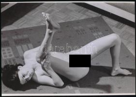cca 1974 Repülő szőnyegen érkezett..., finoman erotikus fénykép, korabeli negatívról készült mai nagyítás, 18x25 cm / erotic photo, 18x25 cm