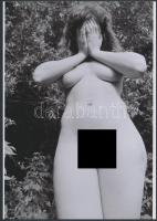 cca 1979 Rejtőzködők, 2 db finoman erotikus fénykép, korabeli negatívról készült mai nagyítás, 25x18...