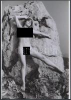 cca 1977 Fent a hegyen szoknyában és anélkül, 2 db finoman erotikus fénykép, korabeli negatívról kés...