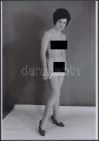 cca 1970 Tétova mozdulat, finoman erotikus fénykép, korabeli negatívról készült mai nagyítás, 25x18 cm / erotic photo, 25x18 cm
