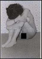 cca 1972 Lakótelepi asszonyka, 2 db finoman erotikus fénykép, korabeli negatívról készült mai nagyít...