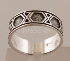Ezüst(Ag) hatszögmintás gyűrű, jelzett, méret: 59, nettó: 4,8 g