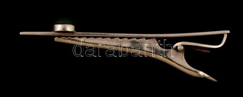 Ezüst(Ag) nefrittel díszített kínai nyakkendőtű, jelzett, h: 6 cm, bruttó: 6,4 g