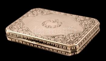 Ezüst(Ag) ornamentikus mintával gazdagon díszített dobozka, jelzett, 7,5x5,5x1 cm, nettó: 56,8 g
