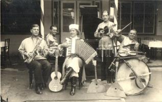 1939 Hajdúszoboszló, Orosz népviseletes zenészek balalajkával, Petrányi Pál photo