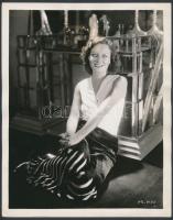 cca 1935 Joan Crawford otthonában / amerikai divatfotó, hátoldalán pecséttel jelzett, feliratozott / A charming photograph of Joan Crawford, beautiful Metro-Goldwyn-Mayer star. 26×20.5 cm