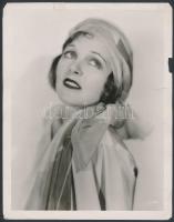 cca 1935 Corinne Griffith, amerikai divatfotó, hátoldalán feliratozott, szakadásokkal 26×20.5 cm