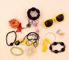Vegyes bizsu tétel, mutatós fülbevalókkal, hajgumikkal, nyakláncokkal, karkötővel, 1 db sárga IBUSZ napszemüveggel