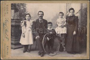 cca 1890 Vegyes portrék, keményhátú kabinetfotók különböző magyar fényképészek műtermeiből (Liedenho...