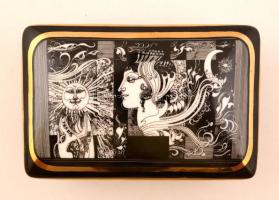 Hollóházi Szász Endre által tervezett mintával díszített porcelán dobozka, kopásnyomokkal, jelzett, ...