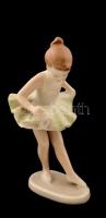 Hollóházi porcelán balerina kislány, kézzel festett, jelzett, hibátlan, m: 14 cm