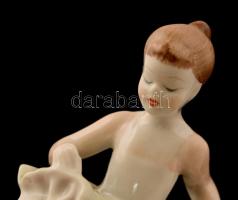 Hollóházi porcelán balerina kislány, kézzel festett, jelzett, hibátlan, m: 14 cm