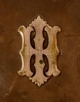 1877 Kiváló állapotú egészbőr kötéses fényképalbum vizitkártya fotók részére. 16 férőhellyel. Kulccs...