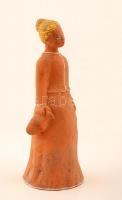 KM jelzéssel: Nő korsóval, kézzel festett cserép, m:24 cm