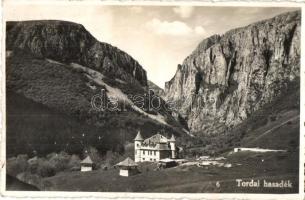 Tordai hasadék, Cheia Truzii; Kastély menedékház a hasadék bejáratánál / rest house, castle