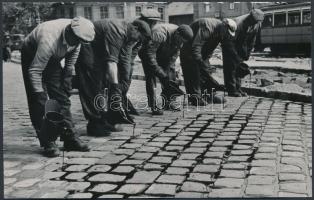 cca 1945-1950 Budapest, Útépítő munkások, jelzetlen fotó, 9x14 cm