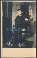 1932 Bp., Kisfiú puskával és játékautókkal, fotólap, 14x9 cm