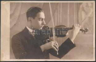 cca 1930-1940 Balassagyarmat, Hegedülő fiú, fotólap, felületén törésnyommal, 8,5x13,5 cm