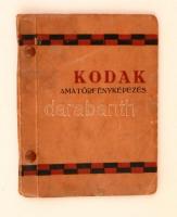 cca 1935 Kodak amatőrfényképezés. A Kodak 620 Junior típusú fényképezőgép hosszabb ismertetője és a vele való fényképezés gyakorlati bemutatása. 64p