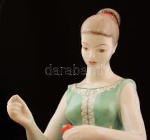 Hollóházi asszony (fűszer paprikát fűző), kézzel festett, jelzett, hibátlan, m:25 cm