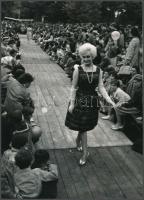 Divatbemutatók, 2 db fotó, az egyik MTI sajtófotó, 18x13 és 26x18 cm